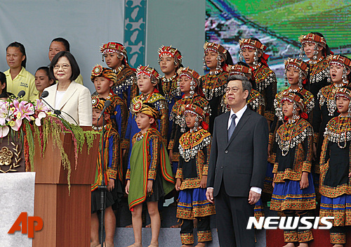 【타이베이=AP/뉴시스】지난 5월20일 차이잉원(蔡英文) 대만 총통의 취임식에서 대만 원주민 어린이들로 구성된 푸장갈란 합창단원들이 대만 국가를 합창하고 있다. 다음달 20일 중국 남부 광둥(廣東)성 광저우(廣州)에서 열릴 예정이던 이 합창단의 공연이 중국의 초청 취소로 무산됐다. 2016.6.16