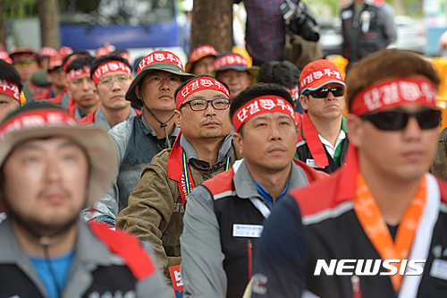 【서울=뉴시스】권현구 기자 = 대우조선해양 노동자들이 16일 오후 서울 영등포구 여의도 산업은행 앞에서 '일방적 조선업 구조조정 중단 결의대회'를 열고 있다. 2016.06.16. stoweon@newsis.com