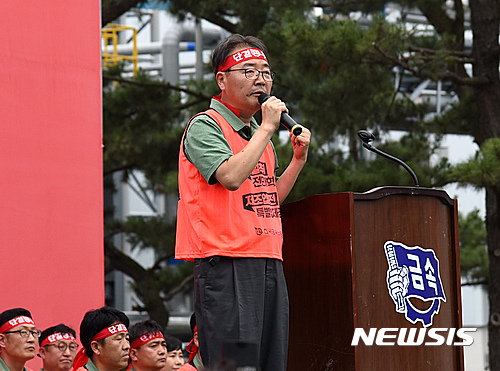 【울산=뉴시스】안정섭 기자 = 16일 현대자동차 노동조합이 울산공장 본관 앞에서 올해 임금협상 투쟁 출정식을 개최한 가운데 박유기 노조위원장이 투쟁사를 하고 있다. 2016.06.16.&nbsp; yohan@newsis.com