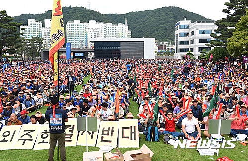 【울산=뉴시스】배병수 기자 = 현대자동차노조 16년 임투 출정식이 16일 오후 자동차 정문 잔디밭에서 노조원 약 5,000여명이 모인 가운데 출정식이 열리고 있다. 2016.06.16.&nbsp; bbs@newsis.com