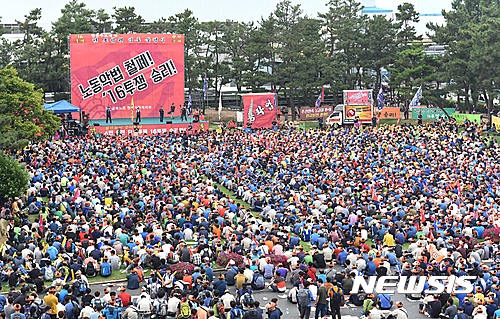 【울산=뉴시스】배병수 기자 = 현대자동차노조 16년 임투출정식이 16일 오후 자동차 정문 잔디밭에서 노조원 약 5,000여명이 모인 가운데 출정식이 열리고 있다. . 2016.06.16.&nbsp; bbs@newsis.com