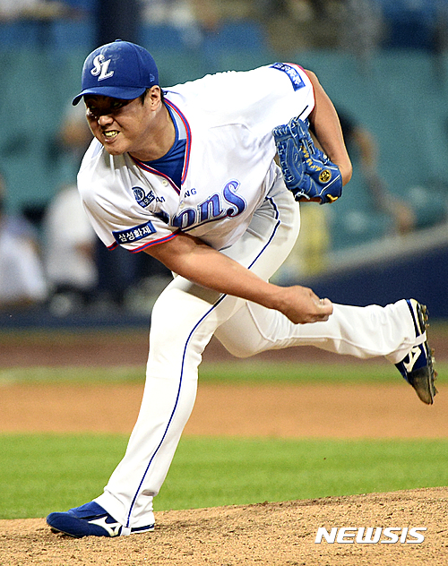 【대구=뉴시스】최진석 기자 = 16일 오후 대구 수성구 야구전설로 삼성라이온즈파크에서 열린 2016 타이어뱅크 KBO리그 SK 와이번스와 삼성 라이온즈의 경기, SK 8회초 삼성 안지만이 역투하고 있다. 2016.06.16.&nbsp; myjs@newsis.com 