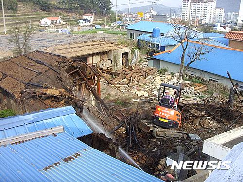 【남해=뉴시스】차용현 기자 = 경남 남해읍사무소가 청소년 탈선 및 안전위험요소로 분류돼 왔던 읍 시가지 내 노후빈집 철거 사업을 최근 완료했다고 17일 밝혔다. 사진은 지난달 진행된 남해읍 시가지 내 빈집 철거 모습. 2016.06.17. (사진=남해군 제공) photo@newsis.com