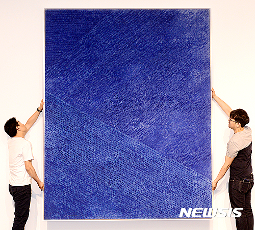 【서울=뉴시스】추상철 기자 = 17일 오후 서울 강남구 K옥션에서국내 미술품 경매사상 최고가를 기록한 김환기 화백의 '무제 27-VII-72 #228'이 공개되고 있다.&nbsp; 오는 28일 대동여지도와 함께 경매되는 김환기 화백의 '무제 27-VII-72 #228'는 평면적으로 이뤄지던 점획의 패턴에 사선으로 흐르는 기조의 분할로 변화한 작품으로 1971년 제작됐다. 이 작품의 추정가는 45억~60억으로 새 기록 경신 여부에 관심을 모으고 있다. 2016.06.17. scchoo@newsis.com