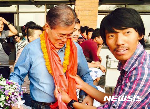 【서울=뉴시스】네팔의 영화감독인 디네시 디시가 자신의 트위터에 문재인 전 더불어민주당 대표가 네팔 카트만두 공항에 도착한 모습을 게재했다.&nbsp;&nbsp; 문 전 대표는 지난 13일 출국했으며, 네팔에서 히말라야 트레킹과 지진피해 구호활동을 펼칠 예정이다. 2016.06.17. (사진=디네시 디시 트위터)&nbsp;&nbsp; photo@newsis.com