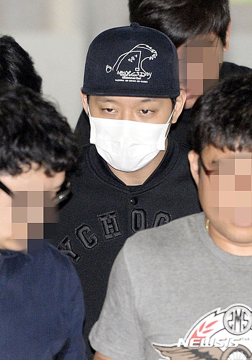 【서울=뉴시스】최동준 기자 = 성폭행 혐의를 받고 있는 가수 겸 탤런트 박유천이 17일 오후 서울 강남구청에서 공익근무를 마치고 퇴근하고 있다. 2016.06.17.&nbsp; photocdj@newsis.com