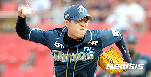 【수원=뉴시스】강종민 기자 = 17일 오후 경기 수원 케이티위즈파크에서 열린 KBO리그 NC다이노스와 kt위즈의 경기에서 NC 선발 이태양이 역투하고 있다. 2016.06.17&nbsp; ppkjm@newsis.com