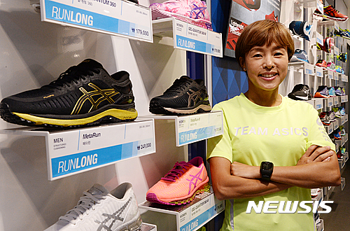 【서울=뉴시스】장세영 기자 = 한국 여자마라톤 최고기록 보유자인 권은주 선수가 14일 오후 서울 강남구 논현동 아식스 직영점에서 글로벌 스포츠 브랜드 아식스 코리아가 주최하고 오는 6월 21일 프랑스 몽블랑에서 진행되는 극한 레이스 '아식스 비트 더 선 (ASICS Beat the Sun)'에 참가 관련해 뉴시스와 인터뷰를 하고 사진 포즈를 취하고 있다. 2016.06.19. photothink@newsis.com 