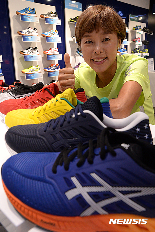 【서울=뉴시스】장세영 기자 = 한국 여자마라톤 최고기록 보유자인 권은주 선수가 14일 오후 서울 강남구 논현동 아식스 직영점에서 글로벌 스포츠 브랜드 아식스 코리아가 주최하고 오는 6월 21일 프랑스 몽블랑에서 진행되는 극한 레이스 '아식스 비트 더 선 (ASICS Beat the Sun)'에 참가 관련해 뉴시스와 인터뷰를 하고 사진 포즈를 취하고 있다. 2016.06.19. photothink@newsis.com 