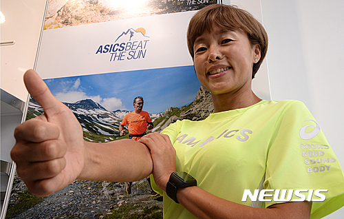 【서울=뉴시스】장세영 기자 = 한국 여자마라톤 최고기록 보유자인 권은주 선수가 14일 오후 서울 강남구 논현동 아식스 직영점에서 글로벌 스포츠 브랜드 아식스 코리아가 주최하고 오는 6월 21일 프랑스 몽블랑에서 진행되는 극한 레이스 '아식스 비트 더 선 (ASICS Beat the Sun)'에 참가 관련해 뉴시스와 인터뷰를 하고 사진 포즈를 취하고 있다. 2016.06.20. photothink@newsis.com 