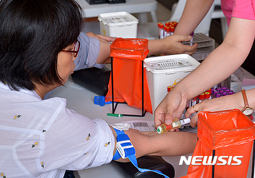 [서울=뉴시스]이영환 기자 = 사진은 지난 2016년 6월19일 오전 서울 서초구 서초구청에서 열린 '우리는 한가족 외국인 건강축제'에 참가한 다문화가정 및 외국인 근로자들이 채혈을 하고 있는 모습. 2016.06.19. 20hwan@newsis.com