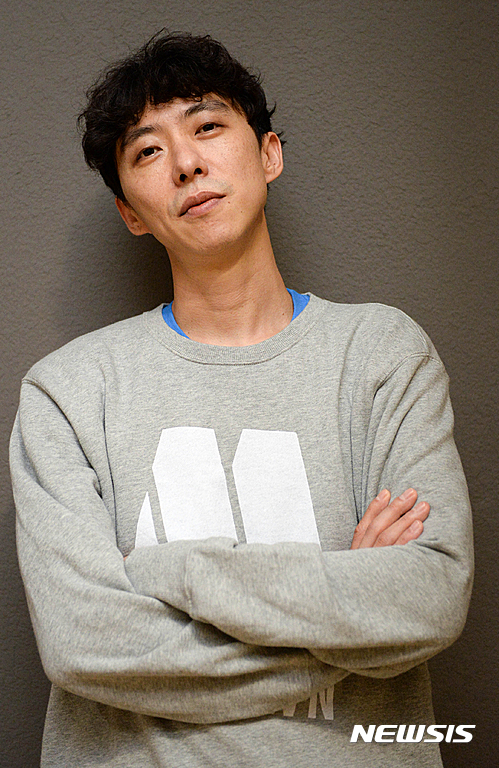 【서울=뉴시스】방지원 인턴기자 = 뮤지컬 '브로드웨이 42번가'에 탭탠스 마스터겸 협력조안무 권오환이 17일 서울 서초동 예술의 전당에서 뉴시스와 인터뷰 후 포즈를 취하고 있다. 2016.06.17&nbsp;&nbsp; tu1889@newsis.com 