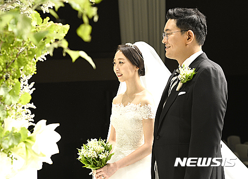 【서울=뉴시스】신동립 기자 = 홍석현 중앙일보·JTBC 회장의 차남 홍정인(31)씨와 박기범 전 대한피부과의사회장의 차녀 박연환(29)씨가 18일 낮 서울 신라호텔에서 결혼했다. 홍·박 커플은 아는 사람의 소개로 만나 2년여 동안 교제했다.&nbsp; 500여명이 참석한 결혼식의 주례는 김황식 전 국무총리가 섰다.&nbsp; 신랑 홍씨는 서울과학고를 조기졸업하고 미국 프린스턴대 경제학과를 나와 보스턴컨설팅그룹 컨설턴트, 골드만삭스 기업금융부장 등을 거쳤다. 지난해부터 중앙미디어네트워크(JMnet) 신사업추진단 부단장 겸 보광 경영기획실장으로 일하고 있다. JMnet은 중앙미디어그룹의 지주회사, 최근 JMnet 계열사로 편입된 보광은 휘닉스파크(강원도 평창)와 휘닉스아일랜드(제주도 서귀포) 등 리조트·레저 단지 운영사다.&nbsp; 신부 박씨는 미국 컬럼비아대 의생명공학과 출신으로 서울대 의학전문대학원을 졸업했다.&nbsp;&nbsp; reap@newsis.com 