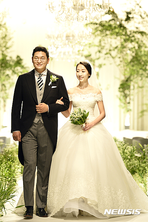 【서울=뉴시스】신동립 기자 = 홍석현 중앙일보·JTBC 회장의 차남 홍정인(31)씨와 박기범 전 대한피부과의사회장의 차녀 박연환(29)씨가 18일 낮 서울 신라호텔에서 결혼했다. 홍·박 커플은 아는 사람의 소개로 만나 2년여 동안 교제했다.&nbsp; 500여명이 참석한 결혼식의 주례는 김황식 전 국무총리가 섰다.&nbsp; 신랑 홍씨는 서울과학고를 조기졸업하고 미국 프린스턴대 경제학과를 나와 보스턴컨설팅그룹 컨설턴트, 골드만삭스 기업금융부장 등을 거쳤다. 지난해부터 중앙미디어네트워크(JMnet) 신사업추진단 부단장 겸 보광 경영기획실장으로 일하고 있다. JMnet은 중앙미디어그룹의 지주회사, 최근 JMnet 계열사로 편입된 보광은 휘닉스파크(강원도 평창)와 휘닉스아일랜드(제주도 서귀포) 등 리조트·레저 단지 운영사다.&nbsp; 신부 박씨는 미국 컬럼비아대 의생명공학과 출신으로 서울대 의학전문대학원을 졸업했다.&nbsp;&nbsp; reap@newsis.com 