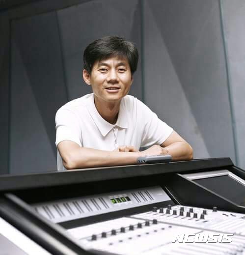 【남양주=뉴시스】김석원 음향감독(블루캡 대표)이 영화 '아가씨' 사운드 작업 후기를 말하고 있다. 김 감독은 "음향감독으로서 상상하고 시도할 영역이 많아 이번 작품에 재밌게 일했다"며 "소리 자체를 잘 만드는 것은 의외로 중요하지 않다. 그 소리가 해당 장면과 얼마나 잘 어우러지느냐가 더 중요하다"고 말했다.