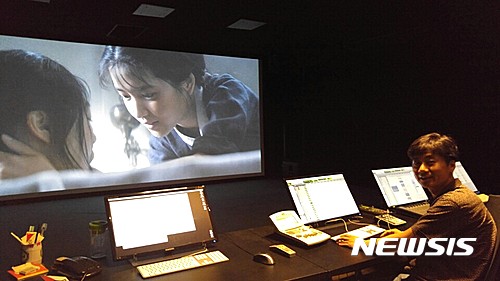 【남양주=뉴시스】김석원 감독이 '아가씨'에서 가장 공 들인 장면을 보여주고 있다. 이 장면은 러닝타임이 2분에 달하는 꽤 긴 시간인데 중간에 모든 사운드가 사라지면서 아가씨와 숙희의 아찔한 긴장감을 드러내준다.