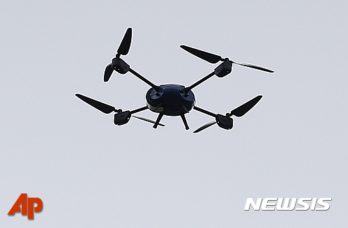 【샹틸리=AP/뉴시스】프랑스의 2016 유로 축구챔피언전 B그룹 영국-슬로바키아의 생테티엔 경기를 하루 앞둔 19일 경찰 드론이 영국팀 훈련장 위를 날고 있다. 2016. 6. 19.