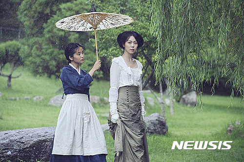 【서울=뉴시스】영화 '아가씨'의 한장면. 김석원 감독은 '공동경비구역 JSA' 이후 박찬욱 감독과 매 작품을 함께 하고 있다. 박찬욱 감독은 "김 감독과 일하면서 영화 사운드가 영상과 또다른 재미가 있음을 알았다"고 밝힌 바 있다.(사진=CJ E&M)