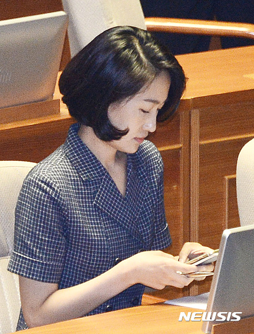 【서울=뉴시스】홍찬선 기자 = 20대 총선 홍보비 리베이트 의혹을 받고 있는 국민의당 김수민 의원이 20일 오전 서울 여의도 국회 본회의장에서 열린 새누리당 정진석 원내대표의 교섭단체 연설에 참석해 휴대폰을 바라보고 있다. 2016.06.20.&nbsp;&nbsp; mania@newsis.com