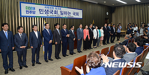 【서울=뉴시스】조수정 기자 = 더불어민주당 상임위 간사단이 20일 오전 서울 여의도 국회에서 열린‘민생국회, 일하는 국회’워크숍에서 인사하고 있다. 왼쪽부터 김병기,전해철, 박남춘, 박완주, 박광온, 박홍근, 도종환, 한정애, 이개호, 정춘숙, 인재근, 전혜숙, 민홍철, 홍익표, 김경협 의원. 2016.06.20. chocrystal@newsis.com
