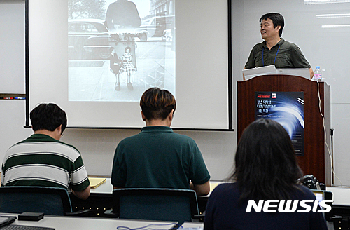 【서울=뉴시스】방지원 인턴기자 = 허영한 사진가가 20일 오전 서울 충무로 세기P&C에서 열린 '뉴시스 청년.대학생 다큐/저널리스트 사진특강'에서 강의를 하고 있다.&nbsp;&nbsp; 이번 특강은 본사 창립 15주년을 기념하고 젊은 사진가들을 위해 AP통신과 함께 준비한 사진특강으로 23일까지 진행된다. 2016.06.20&nbsp; tu1889@newsis.com