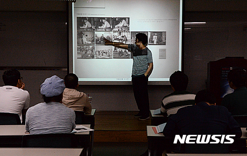 【서울=뉴시스】방지원 인턴기자 = 박상우 중부대학교 사진영상학과 교수가 20일 오후 서울 충무로 세기P&C에서 열린 '뉴시스 청년.대학생 다큐/저널리스트 사진특강'에서 강의를 하고 있다.&nbsp; 이번 특강은 본사 창립 15주년을 기념하고 젊은 사진가들을 위해 AP통신과 함께 준비한 사진특강으로 23일까지 진행된다. 2016.06.20&nbsp; tu1889@newsis.com