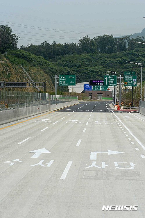 【서울=뉴시스】고승민 기자 = 서울시가 서울 남부지역 동-서를 연결하는 '강남순환로(총 연장 22.9km, 왕복 6-8차로) 1단계 구간 13.8km를 내달 3일 14시 정식 개통한다. 1단계 구간은 금천구 시흥동(금천영업소)-관악IC-사당IC-서초구 우면동(선암영업소)을 잇는 민자구간(12.4km), 이와 연계되는 일부 재정구간(1.4km)을 포함한다. 민자구간은 관악터널, 봉천터널, 서초터널로 구성돼 있으며, 3개 터널은 도심지에 건설되는 대규모 터널이다. 이번 개통구간은 자동차전용도로로 지정돼 이륜차 통행이 제한되며, 10톤 이상 화물차량 통행도 제한된다. 사진은 20일 오후 강남순환로 사당IC지점 수서방향 모습. 2016.06.20.&nbsp; kkssmm99@newsis.com