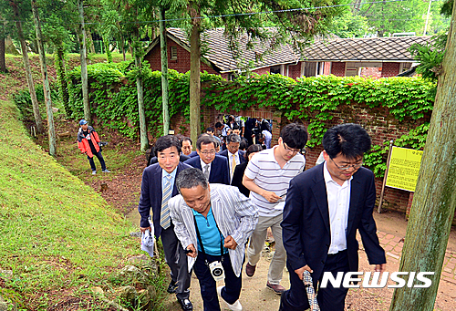 【고흥=뉴시스】류형근 기자 = 20일 오후 전남 고흥군 소록도 국립소록도병원 소회의실에 마련된 특별 법정에서 서울고법 민사30부(강영수 부장판사)가 한센인 139명이 국가를 상대로 제기한 단종(정관수술)·낙태 피해 배상 소송 2심 특별 기일을 진행한 가운데 재판부가 감금실 현장검증을 한 뒤 이동하고 있다. 2016.06.20.&nbsp; hgryu77@newsis.com