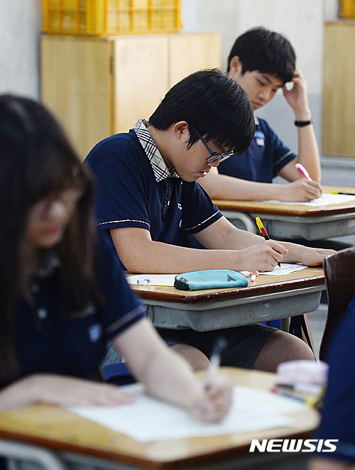 【서울=뉴시스】김진아 기자 = 21일 서울 광진구 소재 한 중학교에서 열린 2016년 국가수준 학업성취도 평가에서 학생들이 문제를 풀고 있다.&nbsp; 전국 중·고등학생을 대상으로 한 ‘국가수준 학업성취도 평가’는 학생들의 학력 수준을 점검해 교육정책 수립 및 교육과정 개선, 학생 개인 및 단위학교의 학업 성취수준 파악 등 행·재정적 지원의 기초자료로 활용하기 위해 실시됐다. 2016.06.21.&nbsp; bluesoda@newsis.com