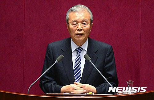 【서울=뉴시스】전신 기자 = 더불어민주당 김종인 비대위 대표가 21일 서울 여의도 국회 본회의장에서 열린 제343회 국회 임시회 제4차 본회의에서 교섭단체 대표연설을 하고 있다. 2016.06.21 photo1006@newsis.com