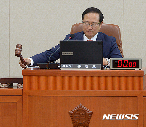 【서울=뉴시스】조수정 기자 = 홍영표 환경노동위원장이 21일 오전 서울 여의도 국회에서 간사 선임의 건을 안건으로 열린 환노위 전체회의에서 의사봉을 두드리고 있다. 환노위 간사는 새누리당 하태경, 더불어민주당 한정애, 국민의당 김삼화 의원이 간사로 선임됐다. 2016.06.21. chocrystal@newsis.com