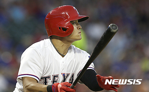 【알링턴=AP/뉴시스】텍사스 레인저스의 추신수(34)가 21일(한국시간) 미국 텍사스주 알링턴의 글로브 라이프 파크에서 벌어진 2016 메이저리그(MLB) 볼티모어 오리올스와의 경기에서 1번타자 겸 우익수로 선발 출전해 4회말 2사 2,3루에서 2타점 적시타를 때려낸 후 타구를 바라보고 있다.