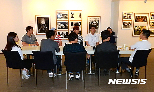 【서울=뉴시스】방지원 인턴기자 = 권철(맨 오른쪽) 작가가 21일 오후 서울 충무로 브레송 갤러리에서 뉴시스 사진특강 참가자들과 대화하고 있다.&nbsp;&nbsp;&nbsp; 이번 특강은 본사 창립 15주년을 기념하고 젊은 사진가들을 위해 AP통신과 함께 준비한 사진특강으로 23일까지 진행된다. 2016.06.21&nbsp;&nbsp;&nbsp; tu1889@newsis.com