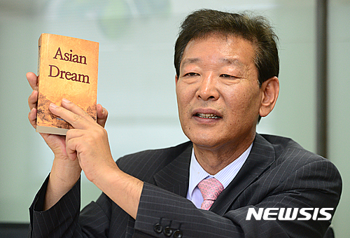 【서울=뉴시스】김동민 기자 = 영어로 에세이 펴낸 지식경제부 황규호 전 서기관이 20일 오전 서울 중구 뉴시스 본사에서 인터뷰를 하고 있다.&nbsp;&nbsp;&nbsp; 황 전 서기관이 출간한 영어 에세이 ‘Asian Dream’은 아시아의 역사와 저력을 서양의 역사와 비교해 되짚어 보는 내용이 담겼다. 2016.06.21.&nbsp; life@newsis.com