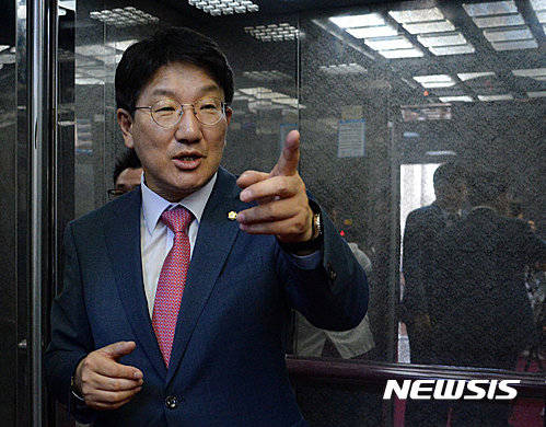 【서울=뉴시스】조수정 기자 = 권성동 새누리당 사무총장이 21일 오후 서울 여의도 국회 본청에서 취재진의 질문에 답변하고 있다. 2016.06.21. chocrystal@newsis.com