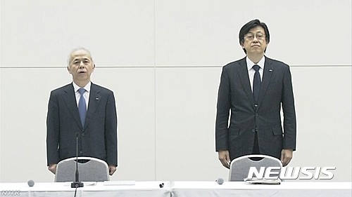 【서울=뉴시스】히로세 나오미(廣瀬直己) 도쿄전력 사장(왼쪽)이 21일 오후 도쿄도에서 기자회견을 열고 2011년 동일본 대지진으로 인한 후쿠시마(福島) 제1 원전 사고시 노심용융임을 알고도 발표를 2개월 정도 늦게 한 것에 대해