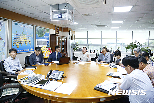 【울산=뉴시스】구미현 기자 = 울산시 북구는 21일 구청장실에서 박천동 구청장과 관계 공무원들이 참석한 가운데 대표 특산품 관광상품 개발을 통한 관광활성화 방안 용역 보고회를 가졌다. 2016.06.21. (사진=울산시 북구 제공)&nbsp;&nbsp; photo@newsis.com