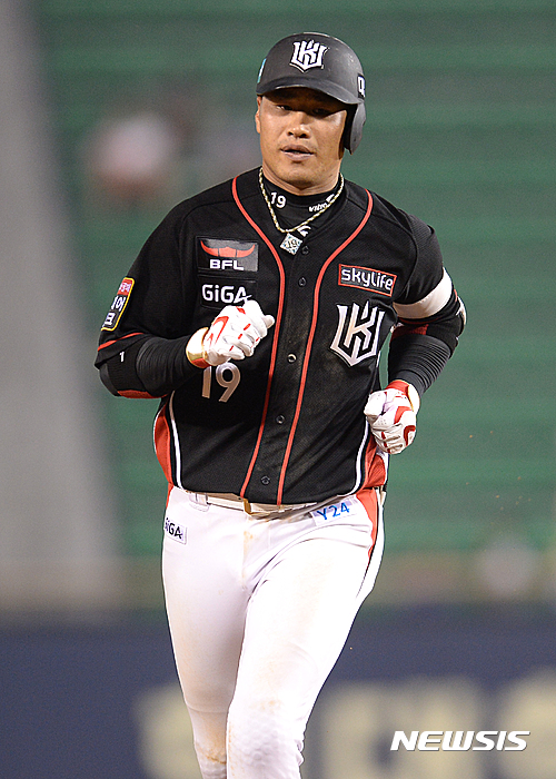 【서울=뉴시스】 장세영 기자= 21일 오후 서울 송파구 잠실야구장에서 열린 2016 KBO리그 두산 베어스와 KT 위즈의 경기, 8회초 2사 김상현이 좌월 솔로포를 날리고 그라운드를 돌고 있다. 2016.06.21. photothink@newsis.com