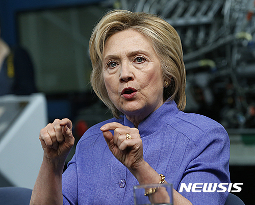 【햄턴(버지니아)=AP/뉴시스】지난 15일 촬영한 사진으로 미국 민주당의 사실상 대선후보인 힐러리 클린턴 전 국무장관이 버지니아 주 햄턴에서 발언하고 있다. 클린턴 전 장관은 21일(현지시간) 공화당 도널드 트럼프 후보의 경제 공약을 비판했다. 2016.06.22