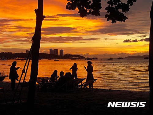 【서울=뉴시스】세계적인 해변 휴양지 파타야의 바닷물 오염이 심각한 문제로 떠오르자 태국 당국도 대책 마련에 나섰다. 21일(현지시간) 방콕 포스트 등 현지 매체에 따르면 태국 동부 파타야시청에서 파타야 시청 간부와 관계기관 대표들이 파타야 바다 오염을 해결하기 위한 대책 마련과 효율적인 대응에 대해 협의했다. 사진은 파타야 해변의 일몰. (사진=위키피디아) 2016.6.22