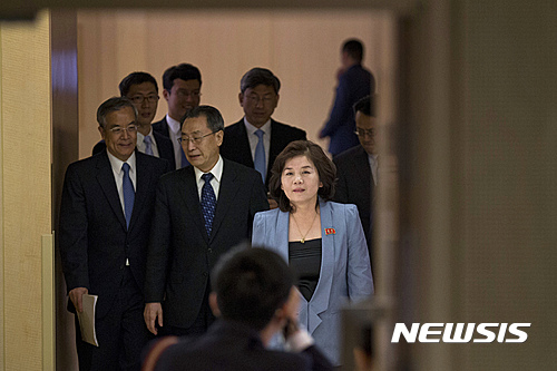 【베이징=AP/뉴시스】최선희 북한 외무성 미국국 부국장이 22일 우다웨이(武大偉) 중국 한반도사무특별대표(왼쪽부터) 등 중국 대표단과 함께 베이징에서 열리고 있는 26차 동북아 협력회의장에 도착하고 있다. 이번 회의에는 남북한과 미국, 중국, 러시아, 일본 등 6자회담 참가국이 모두 참가하고 있다. 2016.6.22