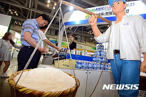 【부산=뉴시스】 하경민 기자 = 22일 부산 벡스코 제1전시장에서 열린 '제23회 부산국제식품대전'을 찾은 관람객들이 전남도 천일염 제품을 살펴보고 있다.&nbsp; 25일까지 열리는 이번 행사에서는 전국 8도 단체관과 30여 곳의 지자체, 식품과 급식·설비, 포장, 커피·음료 업체 등 350곳이 참가해 다양한 식품·설비·음료 등을 선보이고, 부산카페쇼 2016, 2016 부산급식 및 설비전, 2016 부산식품제조설비 및 포장전 등도 함께 열린다. 2016.06.22.&nbsp; yulnetphoto@newsis.com 