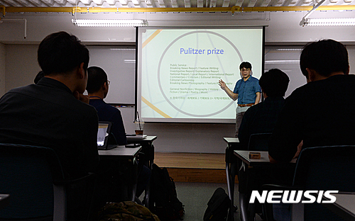 【서울=뉴시스】방지원 인턴기자 = 안수찬 한겨례21 편집장이 22일 오전 서울 충무로 세기P&C에서 열린 '뉴시스 청년.대학생 다큐/저널리스트 사진특강'에서 강의를 하고 있다.&nbsp; 이번 특강은 본사 창립 15주년을 기념하고 젊은 사진가들을 위해 AP통신과 함께 준비한 사진특강으로 23일까지 진행된다. 2016.06.22&nbsp; tu1889@newsis.com