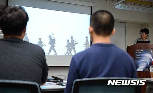 【서울=뉴시스】방지원 인턴기자 = 안영준 AP 서울지국 선임 사진기자가 22일 오후 서울 충무로 세기P&C에서 열린 '뉴시스 청년.대학생 다큐/저널리스트 사진특강'에서 강의를 하고 있다.&nbsp; 이번 특강은 본사 창립 15주년을 기념하고 젊은 사진가들을 위해 AP통신과 함께 준비한 사진특강으로 23일까지 진행된다. 2016.06.22&nbsp; tu1889@newsis.com