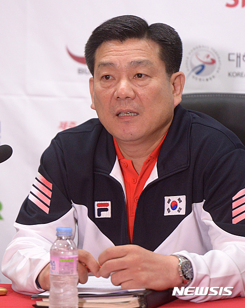 【서울=뉴시스】 장세영 기자= 임영철 여자핸드볼 국가대표팀 감독이 23일 오후 서울 송파구 올림픽공원 SK핸드볼경기장에서 열린 리우올림픽 미디어데이 행사 기자회견에서 "목표는 금메달"이라고 말하고 있다. 2016.06.23. photothink@newsis.com