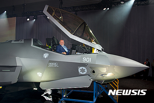 【서울=뉴시스】미국 록히드마틴사가 이스라엘 공군을 위해 생산한 첫 번째 스텔스 전투기 F-35A를 공개했다. 록히드마틴사는 22일(현지시간) 미국 남부 텍사스주 포트워스에 있는 F-35 생산공장에서 이스라엘과 미국 양국 정부 관계자 400명이 참석한 가운데 F-35 공개행사를 개최했다. 이날 행사에서 비그도르 리버만 이스라엘 국방장관이 F-35 전투기 조종석에 직접 앉아 있는 모습. (사진출처: 록히드마틴 제공) 2016.06.23  