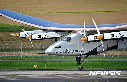 【서울=뉴시스】세계 최초로 태양광만으로 세계 일주 비행에 나선 유인 전기비행기 '솔라 임펄스(Solar Impulse)'가 대서양 구간 비행에 성공을 거두었다. 지난해 3월 아랍에미리트(UAE) 아부다비를 이륙한 지 15개월 만에 세계일주 성공을 눈앞에 두고 있다. BBC방송의 23일(현지시간) 보도에 따르면 지난 20일 미국 뉴욕을 출발한 솔라 임펄스가 이날 스페인 세비야에 안착했다. 베르트랑 피카르가 조종을 한 이번 비행은 솔라 임펄스 세계 일주 구간의 15번째에 해당된다. <출처: 구글> 2016.06.23.