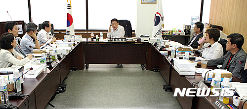 【서울=뉴시스】김용환 원자력안전위원회 위원장이 23일 오전 서울 종로구 원자력안전위원회에서 열린 제57회 원자력안전위원회 회의에 참석해 위원들과 안건에 대해 논의 하고 있다. 2016.06.23.(사진=원자력안전위원회 제공)&nbsp; photo@newsis.com