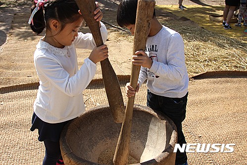 【서울=뉴시스】절구질