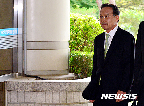 [서울=뉴시스]배훈식 기자 = 선종구 전 하이마트 회장이 지난 2016년 6월24일 오후 서울 서초구 서울고등법원에서 열린 항소심 선고 공판에 출석하고 있다. 2016.06.24. dahora83@newsis.com